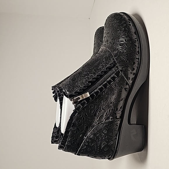 Alegria Hannah Delicut Black Embossed Leather Ankle Bootie Boots Size 40 Comfort - Picture 3 of 16